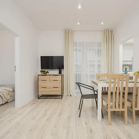 Bright In Center With Two Bedrooms And Balcony By Renters Διαμέρισμα *