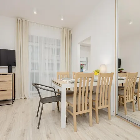Bright In Center With Two Bedrooms And Balcony By Renters Apartamento