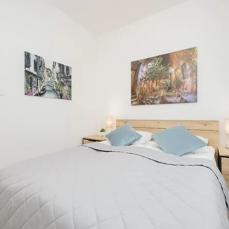 Bright In Center With Two Bedrooms And Balcony By Renters