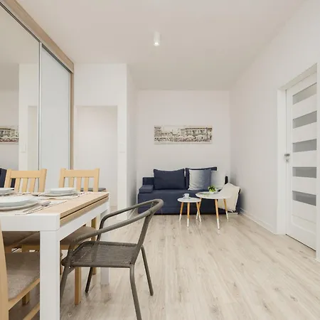 Bright In Center With Two Bedrooms And Balcony By Renters