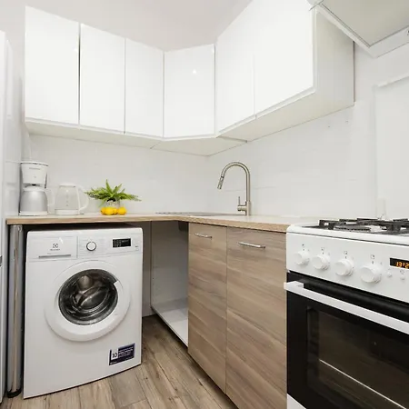 Bright In Center With Two Bedrooms And Balcony By Renters *