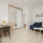 Bright In Center With Two Bedrooms And Balcony By Renters ורשה
