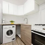 Bright In Center With Two Bedrooms And Balcony By Renters *